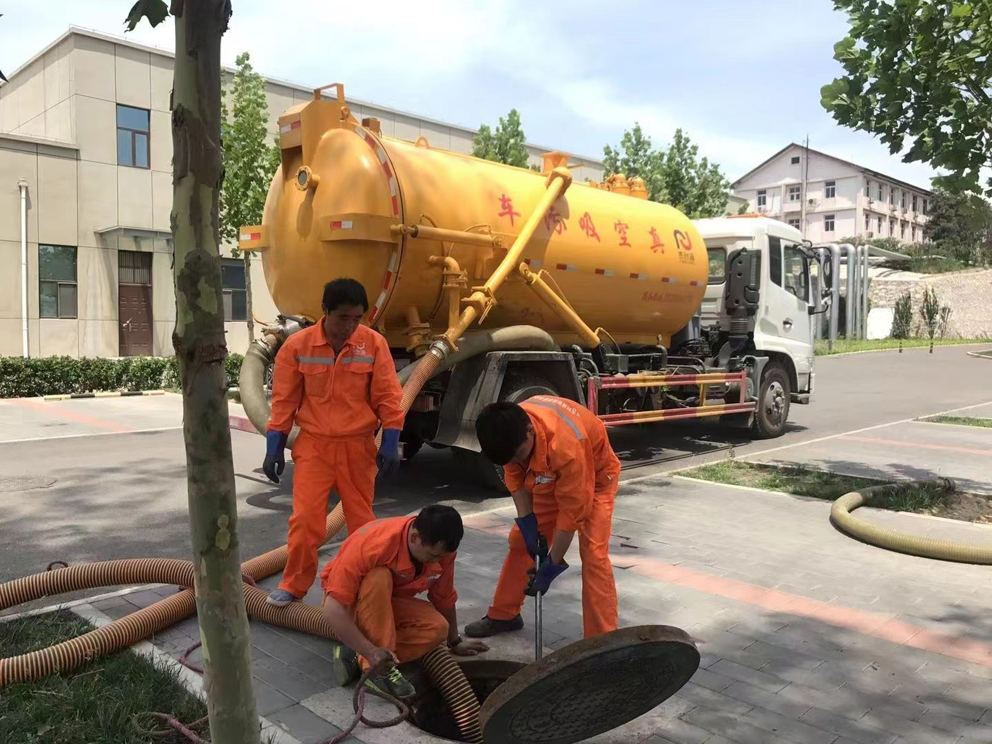 衡水管道疏通车停在窨井附近