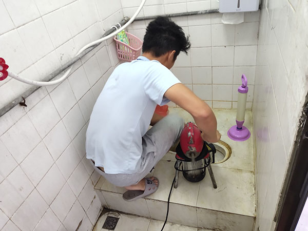 衡水管道堵塞冒臭气 专业师傅现场解决问题